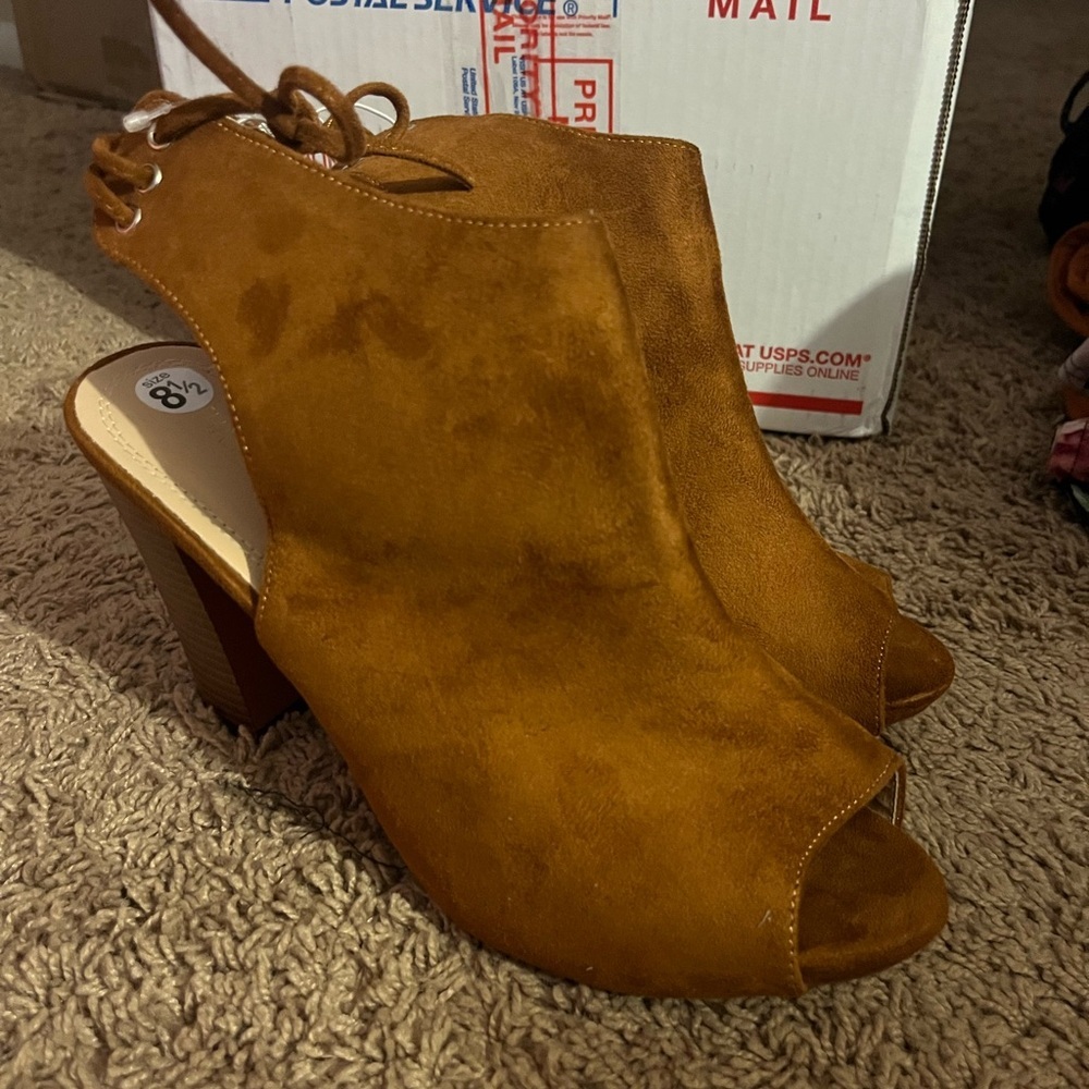 Chase & Chloe lace up Peep-Toe Heeled booties